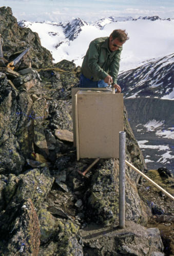 Verschalung  des Referenzsockels an der Nordseite des Gipfels des Schwarkögele am 17.6.1976. Im Vordergrund der bereits zementierte Mast für das Kameragehäuse. 