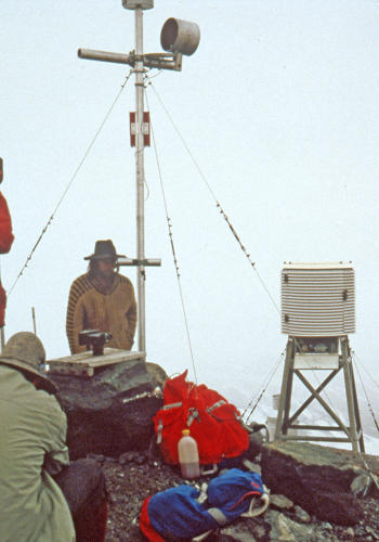 Das offene Gehäuse der Kamera Contax RTS 2 am Mast des Wölfle-Windschreibers am 23.8.1984 an der Station Gletschermitte. Im Vordergrund die Kamera.