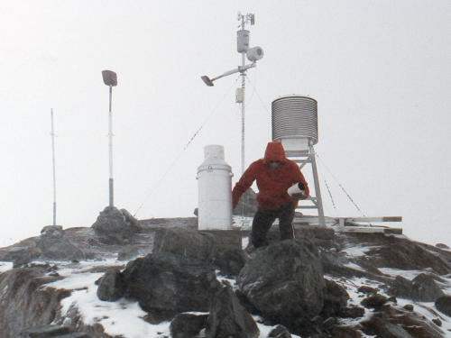 Die Station Gletschermitte mit dem Gehäuse der Kamera ContaxRTS 2 am Mast des windschreibers während einem Schneesturm am 24.7.1986