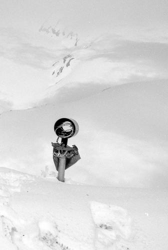 Das geöffnete Kameragehäuse am Schwarzkögele am 27.5.1978 im Schnee
