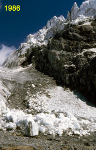 Vom Eisbruch herabstürzende Seracs 1986      (Foto M. Weber)