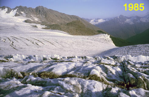 Blick über die sich aufwölbenden und spaltigen Zungen des Vernagtferners zum Schwarzkögele und dem Eisbruch darunter 1985  (Foto M. Weber)