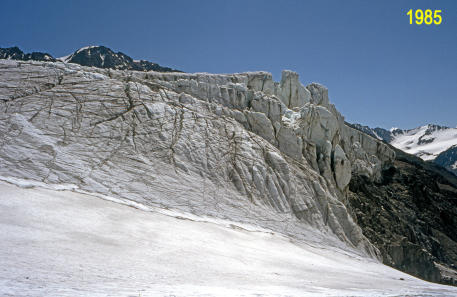 Der Eisbruch 1985 mit über 30 m hohen Seracs von der mittleren (Taschach) Zunge aus    (Foto  M. Weber)