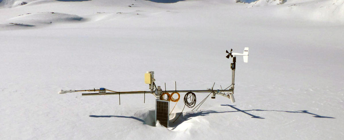 Klimastation Vernagtbach von Süden mit Pegelstation. Im Hintergrund der Vernagtferner und die Hochvernagtspitze (3535 m).        Foto: L. Braun am 28.9.2009